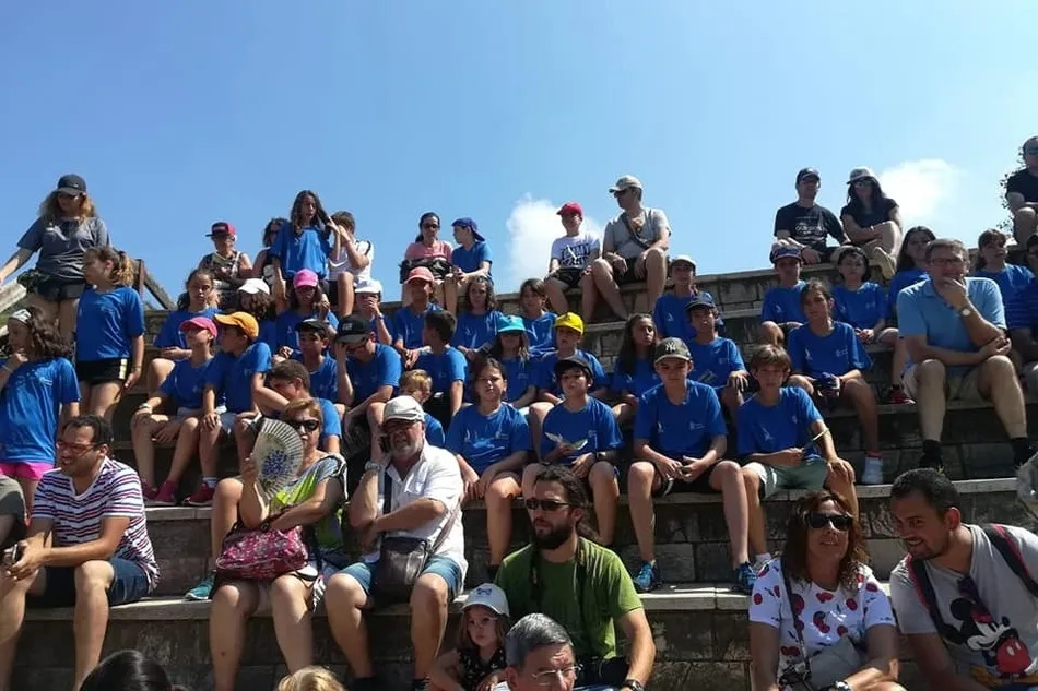 Foto 6 - Los participantes del campamento de Noya inician el camino hacia Santo&ntilde;a  