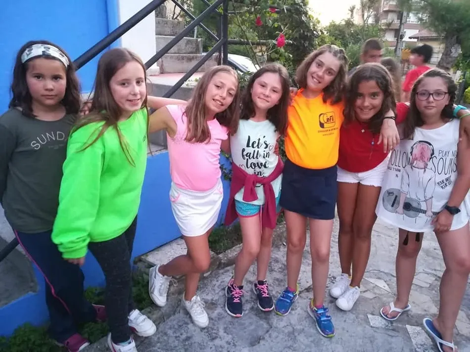 Foto 5 - Los participantes del campamento de Noya inician el camino hacia Santo&ntilde;a  