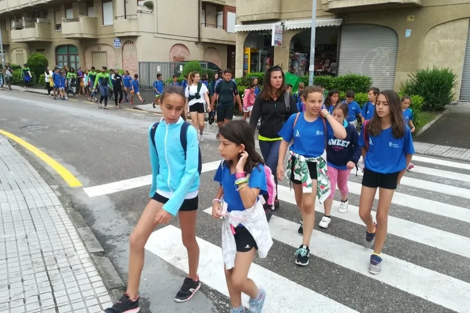 Foto 4 - Los participantes del campamento de Noya inician el camino hacia Santo&ntilde;a  