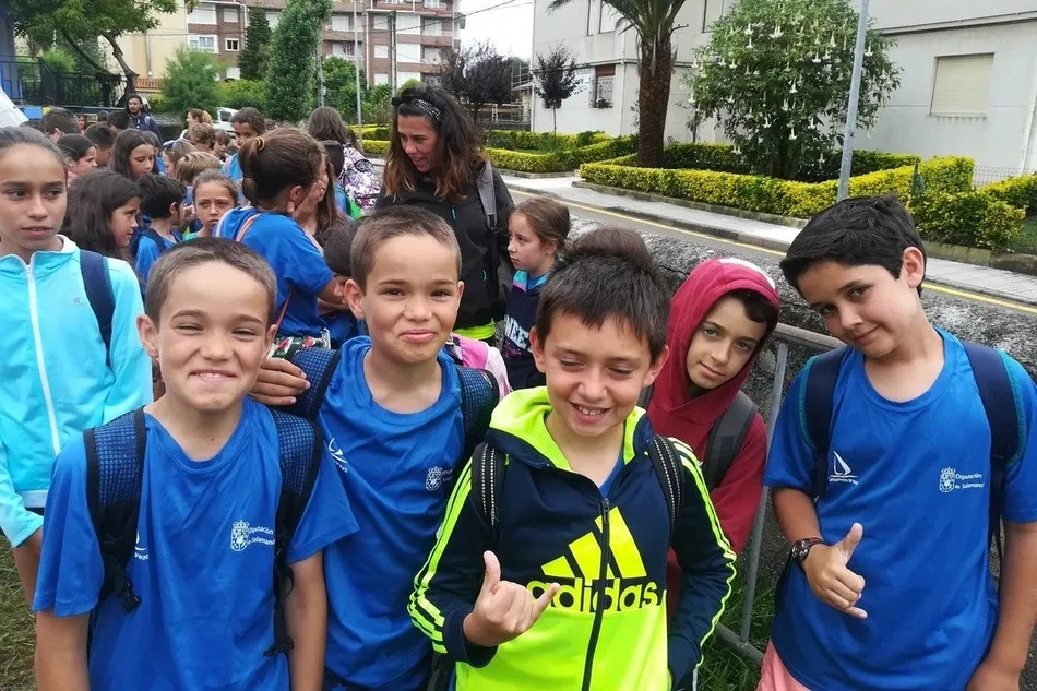 Foto 3 - Los participantes del campamento de Noya inician el camino hacia Santo&ntilde;a  