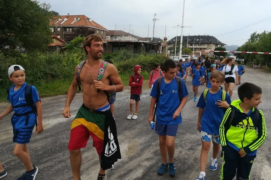 Foto 2 - Los participantes del campamento de Noya inician el camino hacia Santo&ntilde;a  