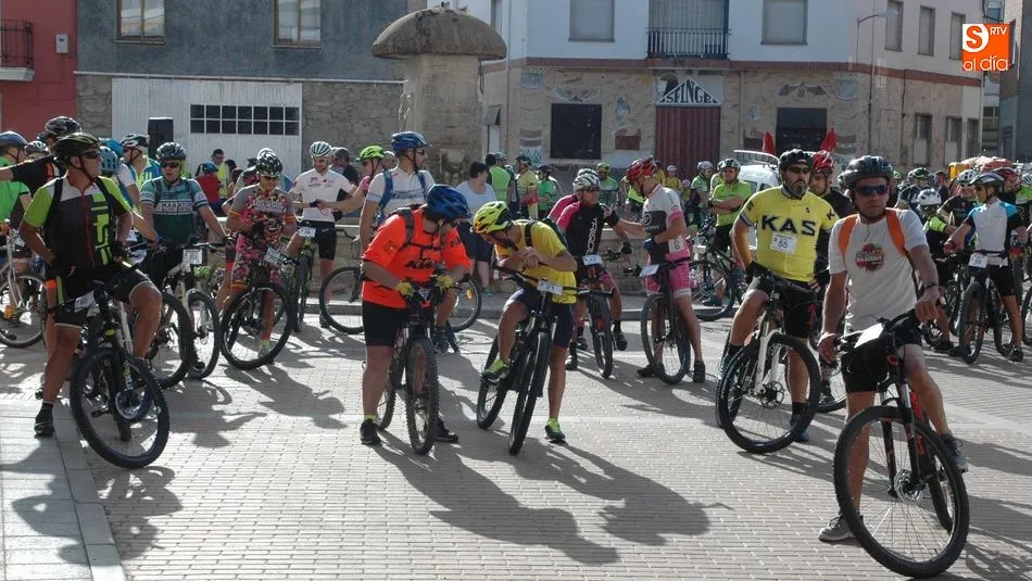 Los ciclistas esperando la salida en la edición del pasado año / Archivo