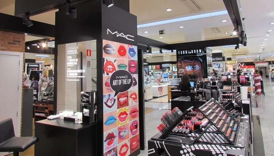 Nuevo espacio de M.A.C en la planta baja de El Corte Inglés de Salamanca