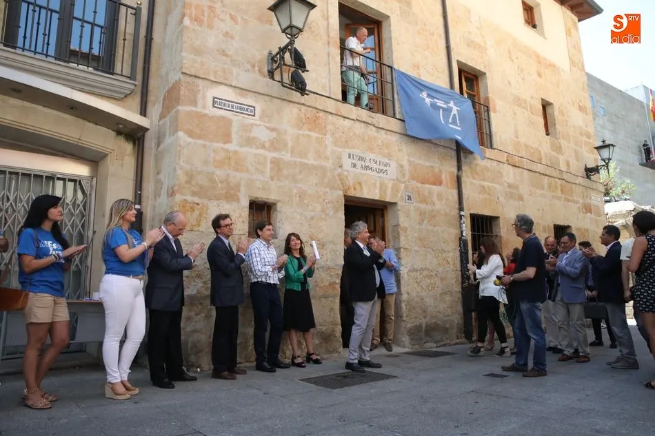 Lectura del manifiesto a la puerta del Colegio de Abogados. Fotos: Alberto Martín