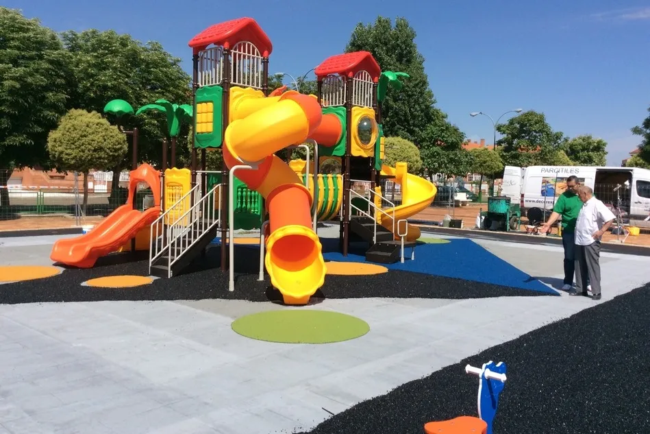 Foto 3 - El Ayuntamiento de Villares de la Reina remodela el parque infantil de La Cruz