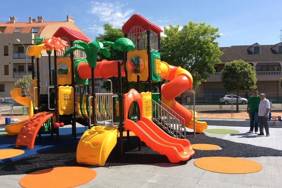 Foto 2 - El Ayuntamiento de Villares de la Reina remodela el parque infantil de La Cruz