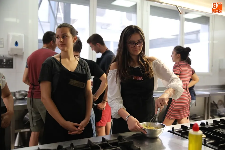 Foto 6 - Los estudiantes de espa&ntilde;ol, entre los fogones de la Escuela de Hosteler&iacute;a