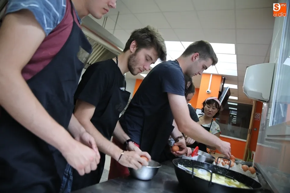 Foto 7 - Los estudiantes de espa&ntilde;ol, entre los fogones de la Escuela de Hosteler&iacute;a