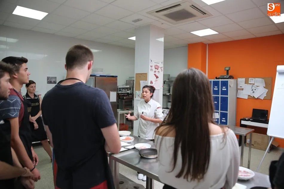 Foto 5 - Los estudiantes de espa&ntilde;ol, entre los fogones de la Escuela de Hosteler&iacute;a
