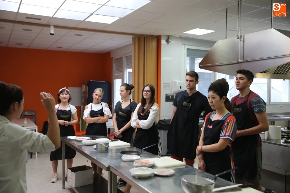 Foto 4 - Los estudiantes de espa&ntilde;ol, entre los fogones de la Escuela de Hosteler&iacute;a