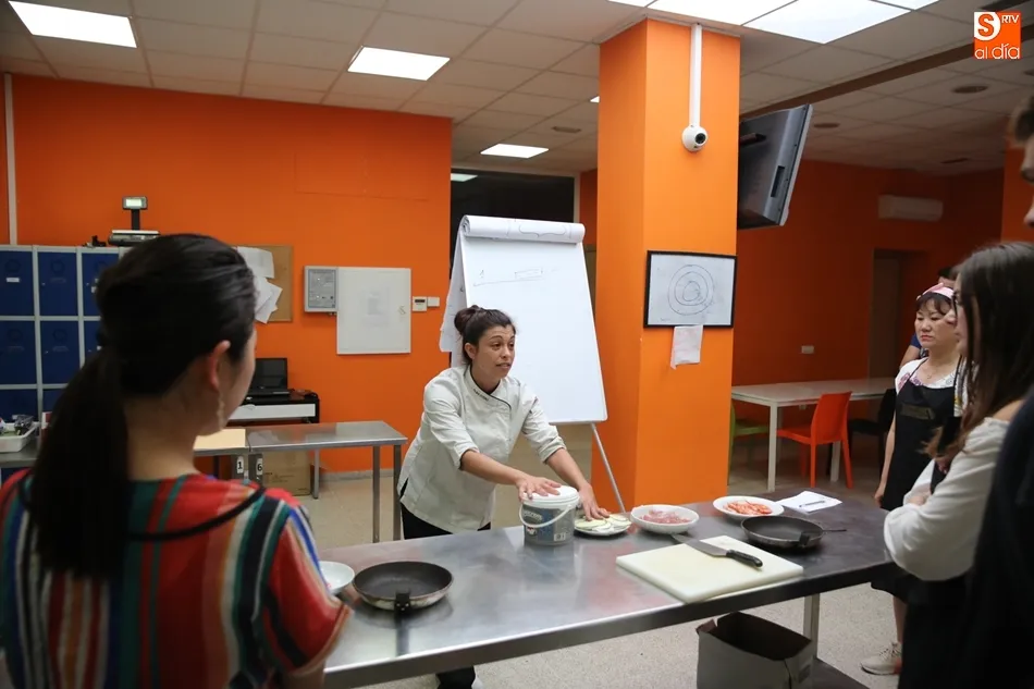 Foto 3 - Los estudiantes de espa&ntilde;ol, entre los fogones de la Escuela de Hosteler&iacute;a