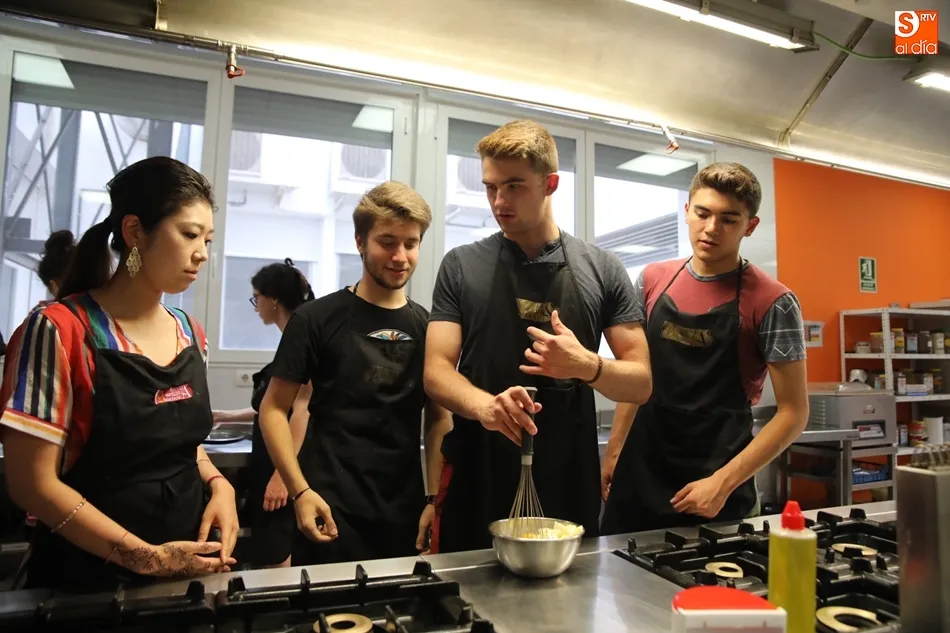Foto 2 - Los estudiantes de espa&ntilde;ol, entre los fogones de la Escuela de Hosteler&iacute;a