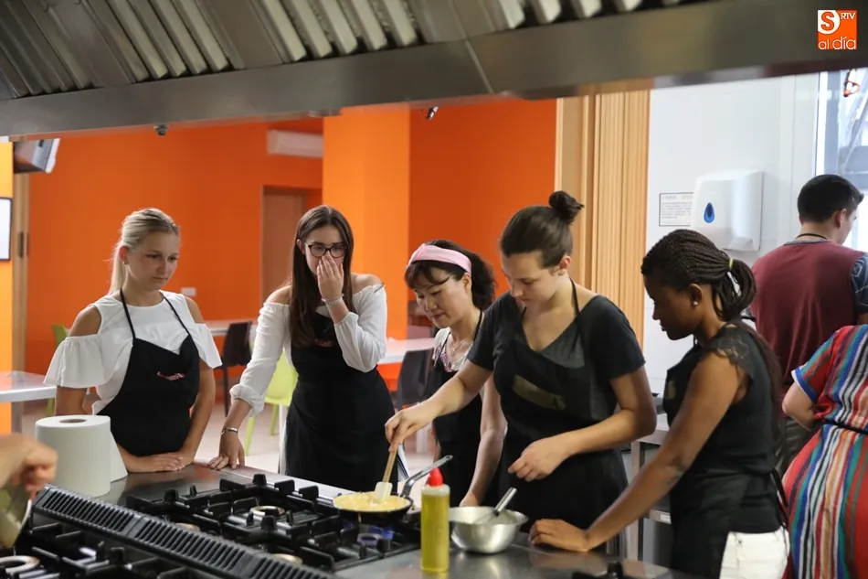 Foto 10 - Los estudiantes de espa&ntilde;ol, entre los fogones de la Escuela de Hosteler&iacute;a