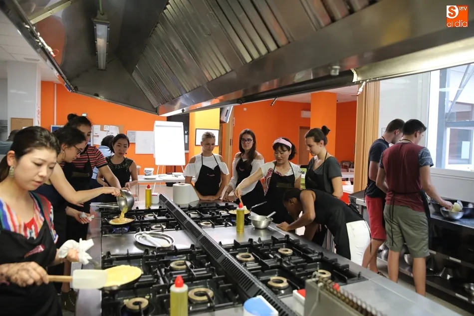 Foto 8 - Los estudiantes de espa&ntilde;ol, entre los fogones de la Escuela de Hosteler&iacute;a