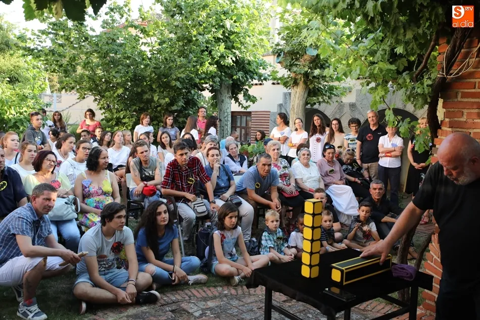 Actuación de Fernando Saldaña en la fiesta de la Casa de Acogida Padre Damián. Foto: Alberto Martín