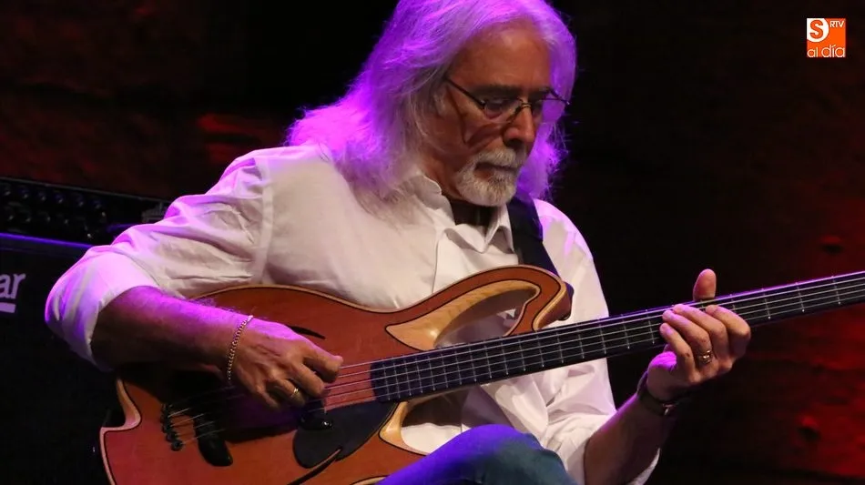 Foto 11 - El jazz aflamencado de Carles Benavent Tr&iacute;o y Tomasito conquista Salamanca