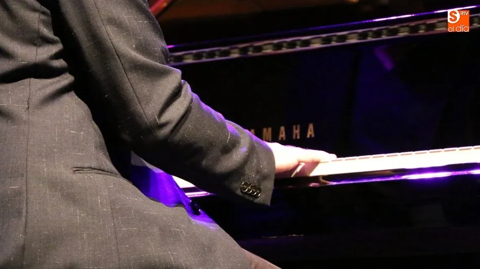Foto 10 - El jazz aflamencado de Carles Benavent Tr&iacute;o y Tomasito conquista Salamanca