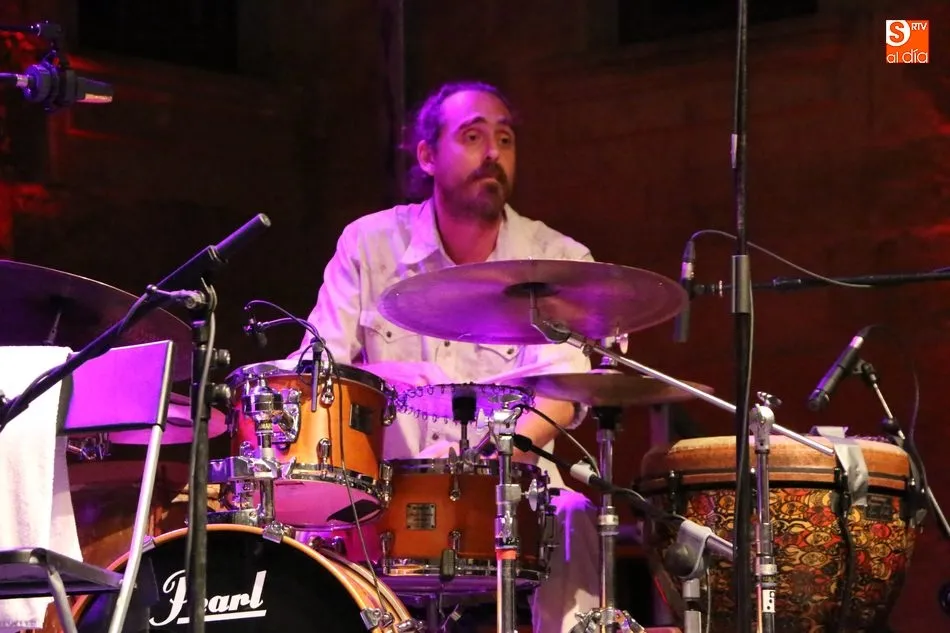Foto 9 - El jazz aflamencado de Carles Benavent Tr&iacute;o y Tomasito conquista Salamanca