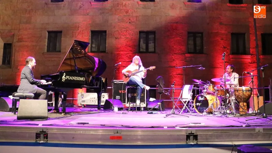 Foto 7 - El jazz aflamencado de Carles Benavent Tr&iacute;o y Tomasito conquista Salamanca
