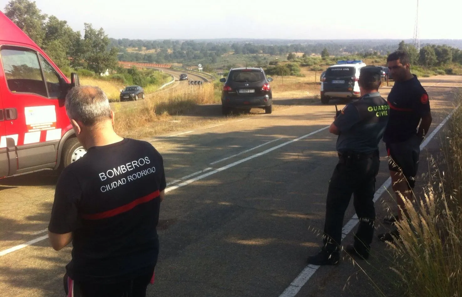 Foto 5 - Guardia Civil y Bomberos buscan a un hombre desaparecido en el reculaje de Irue&ntilde;a  
