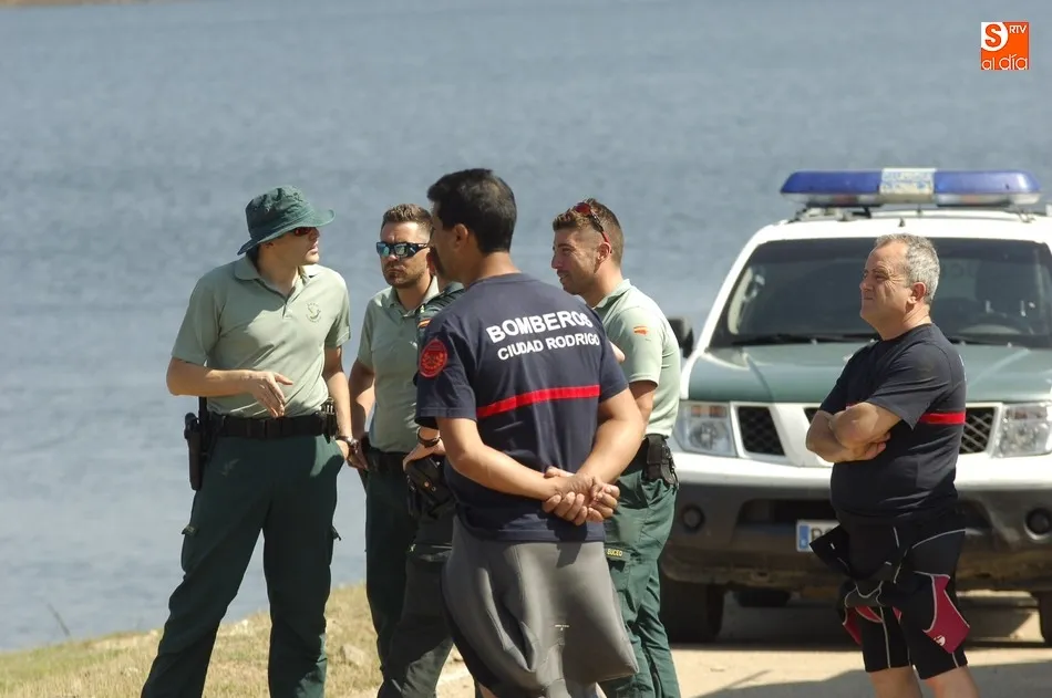 Foto 6 - Guardia Civil y Bomberos buscan a un hombre desaparecido en el reculaje de Irue&ntilde;a  