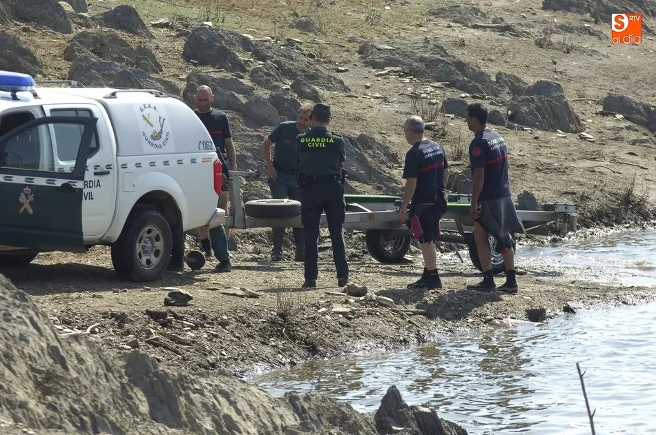 Foto 7 - Guardia Civil y Bomberos buscan a un hombre desaparecido en el reculaje de Irue&ntilde;a  