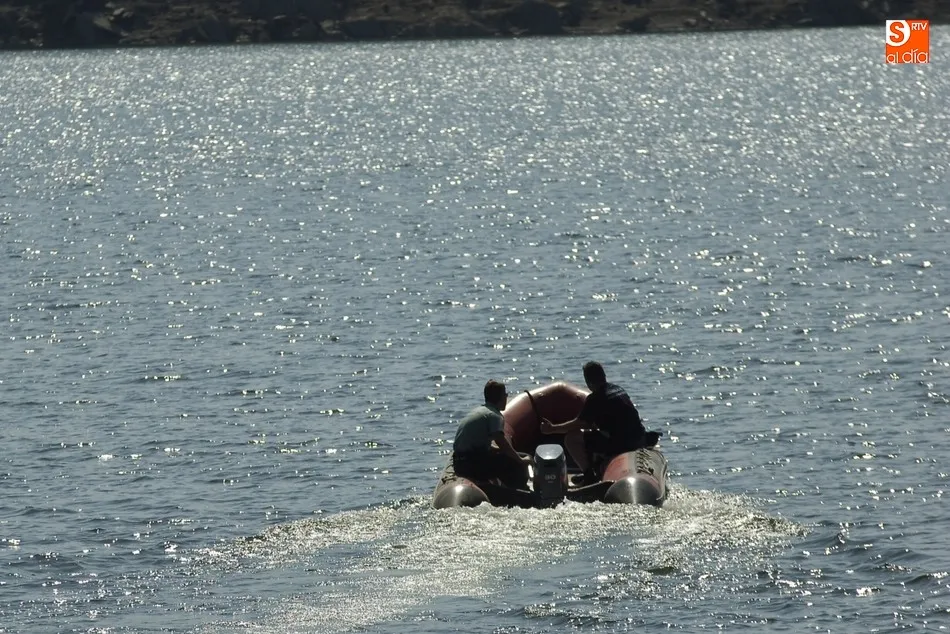 Foto 8 - Guardia Civil y Bomberos buscan a un hombre desaparecido en el reculaje de Irue&ntilde;a  