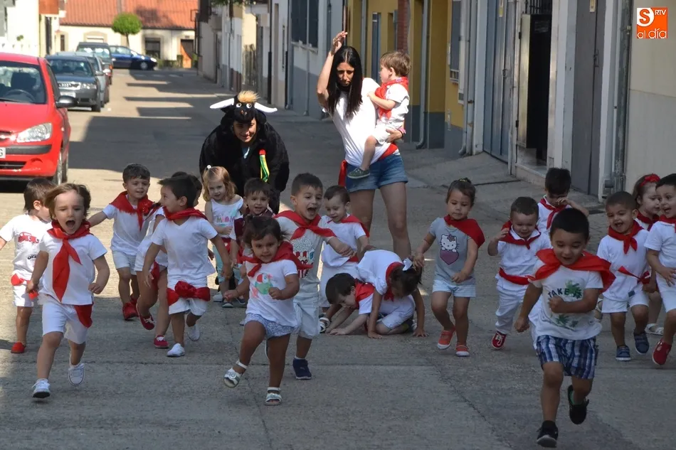 La Escuela Infantil canta el ‘Pobre de mí’ tras correr un accidentado último encierro  