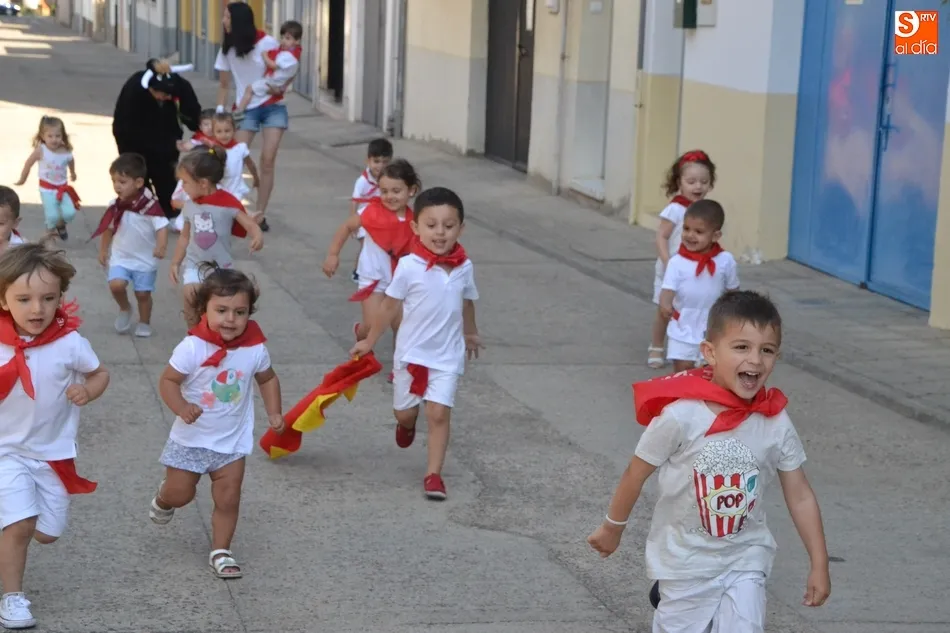 Foto 10 - La Escuela Infantil canta el &lsquo;Pobre de m&iacute;&rsquo; tras correr un accidentado &uacute;ltimo encierro  