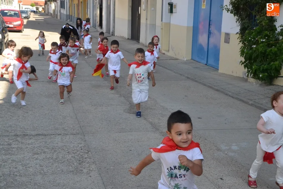 Foto 11 - La Escuela Infantil canta el &lsquo;Pobre de m&iacute;&rsquo; tras correr un accidentado &uacute;ltimo encierro  