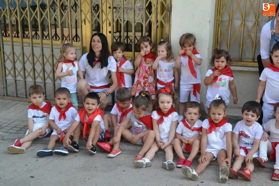 Foto 7 - La Escuela Infantil canta el &lsquo;Pobre de m&iacute;&rsquo; tras correr un accidentado &uacute;ltimo encierro  