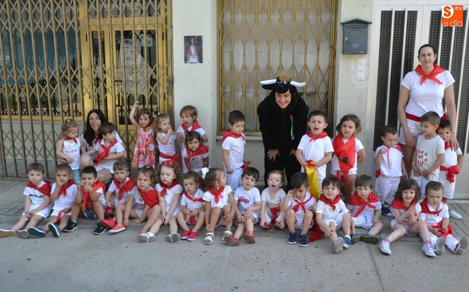Foto 5 - La Escuela Infantil canta el &lsquo;Pobre de m&iacute;&rsquo; tras correr un accidentado &uacute;ltimo encierro  