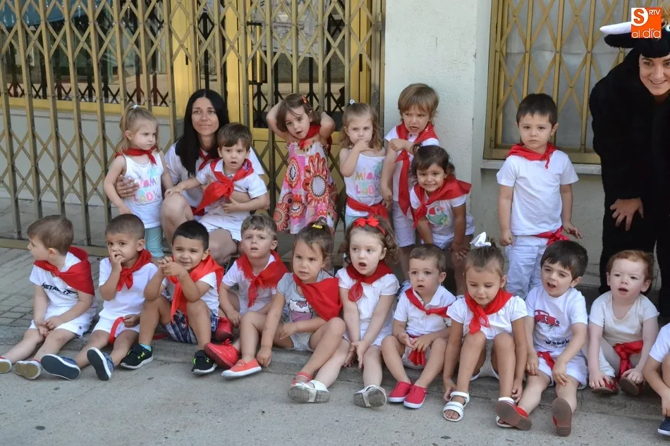 Foto 4 - La Escuela Infantil canta el &lsquo;Pobre de m&iacute;&rsquo; tras correr un accidentado &uacute;ltimo encierro  