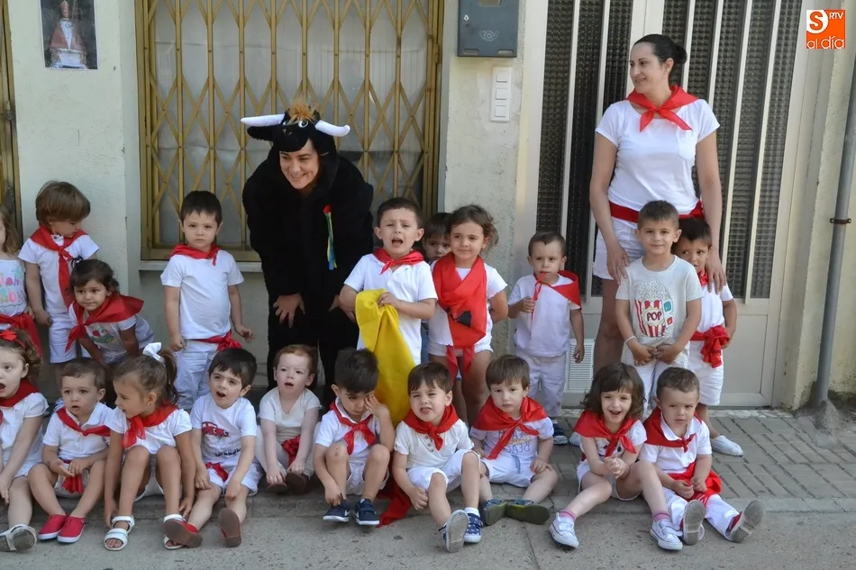 Foto 3 - La Escuela Infantil canta el &lsquo;Pobre de m&iacute;&rsquo; tras correr un accidentado &uacute;ltimo encierro  