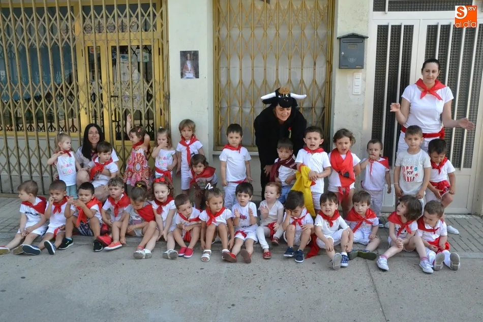 Foto 2 - La Escuela Infantil canta el &lsquo;Pobre de m&iacute;&rsquo; tras correr un accidentado &uacute;ltimo encierro  