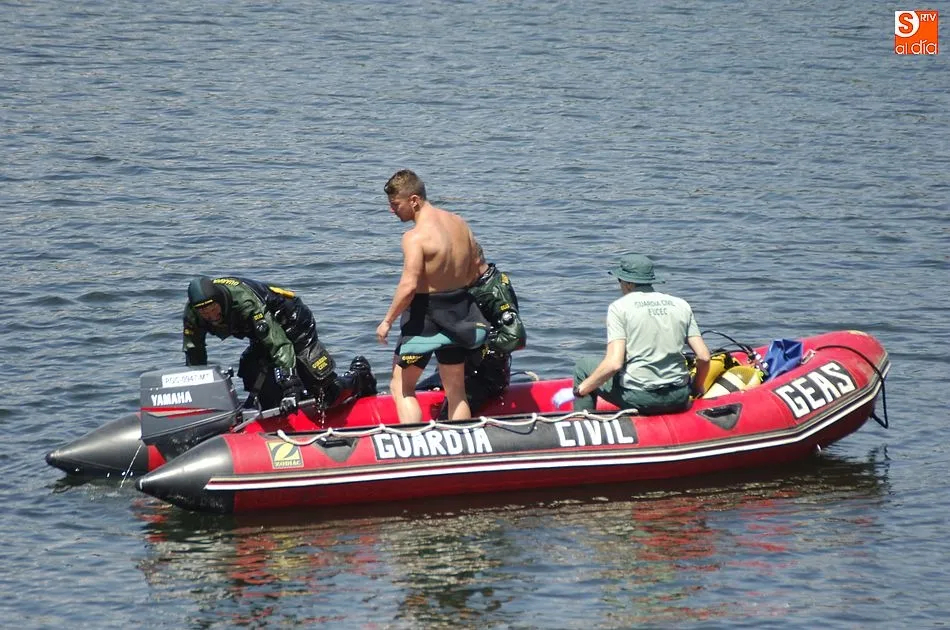 Foto 11 - Guardia Civil y Bomberos buscan a un hombre desaparecido en el reculaje de Irue&ntilde;a  