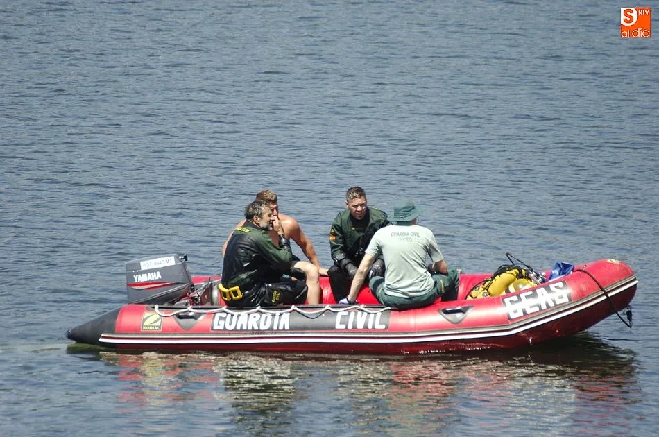 Foto 10 - Guardia Civil y Bomberos buscan a un hombre desaparecido en el reculaje de Irue&ntilde;a  