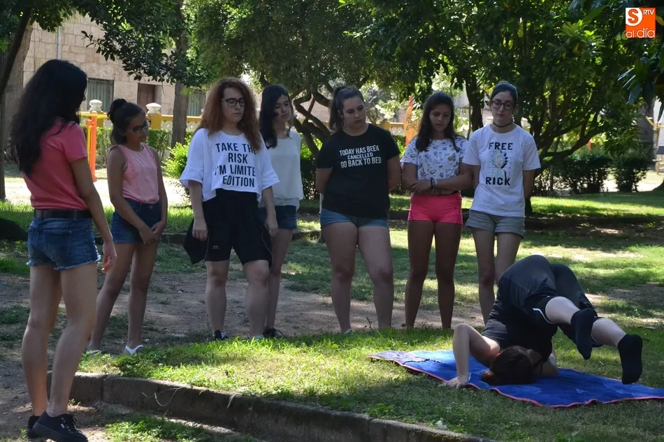 Popy Vegas enseña a jóvenes mirobrigenses secretos del mundo del circo  