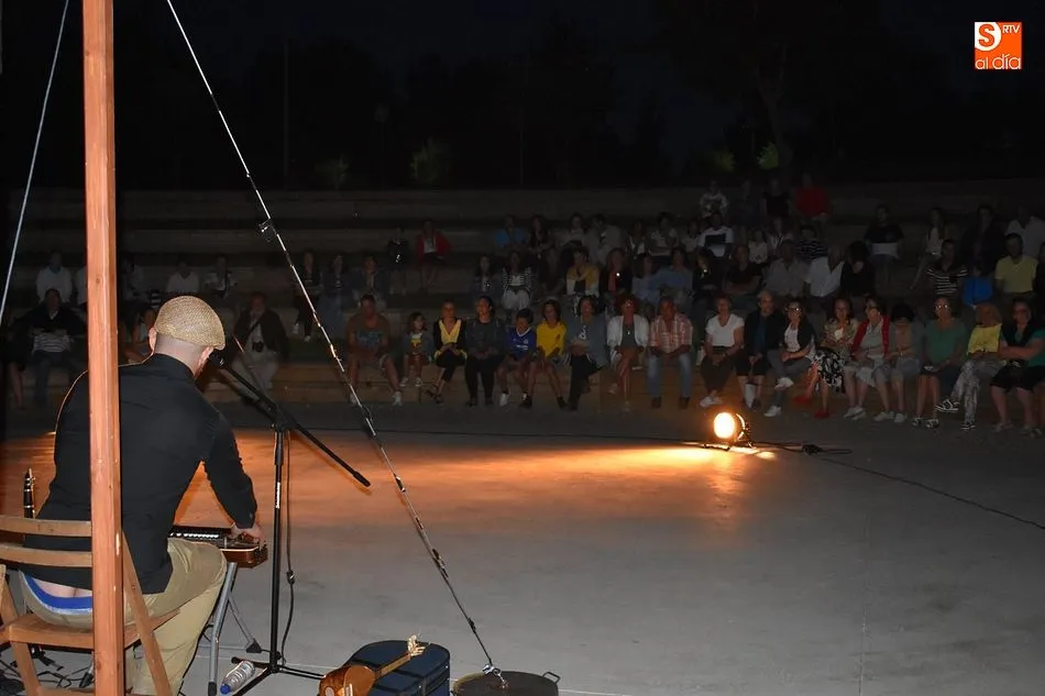 Foto 7 - El fuego y la m&uacute;sica &eacute;tnica llenan de emoci&oacute;n el auditorio del parque de La Dehesa