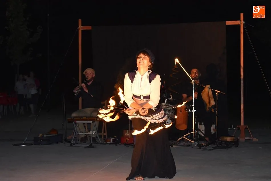 Foto 6 - El fuego y la m&uacute;sica &eacute;tnica llenan de emoci&oacute;n el auditorio del parque de La Dehesa