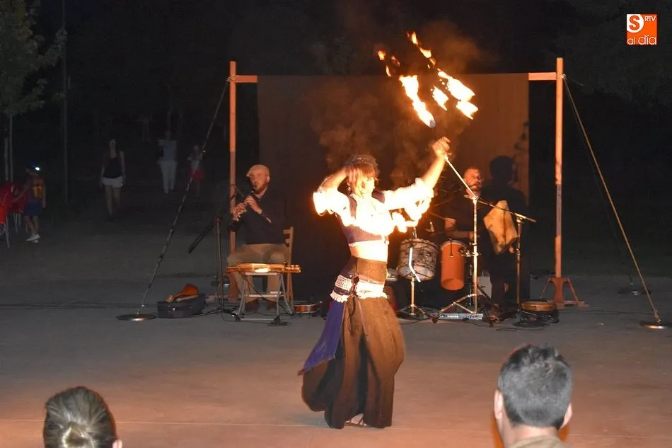 Foto 4 - El fuego y la m&uacute;sica &eacute;tnica llenan de emoci&oacute;n el auditorio del parque de La Dehesa