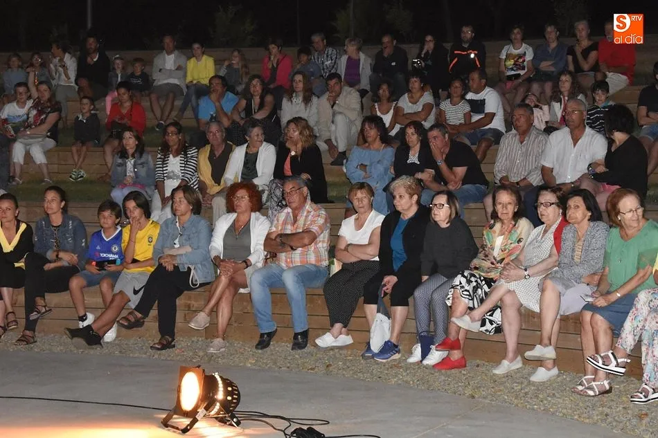 Foto 2 - El fuego y la m&uacute;sica &eacute;tnica llenan de emoci&oacute;n el auditorio del parque de La Dehesa