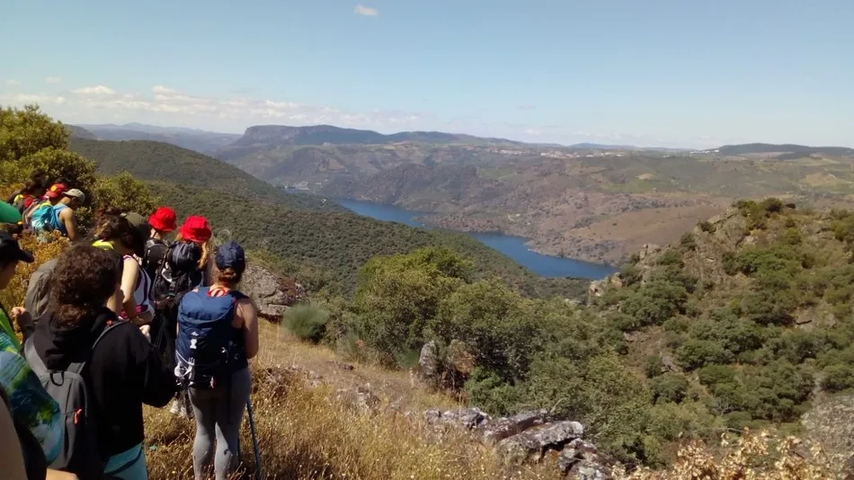 Foto 10 - Los senderistas del proyecto Enlazados culminan el recorrido del GR 14 en Freixo de Espada a Cinta  