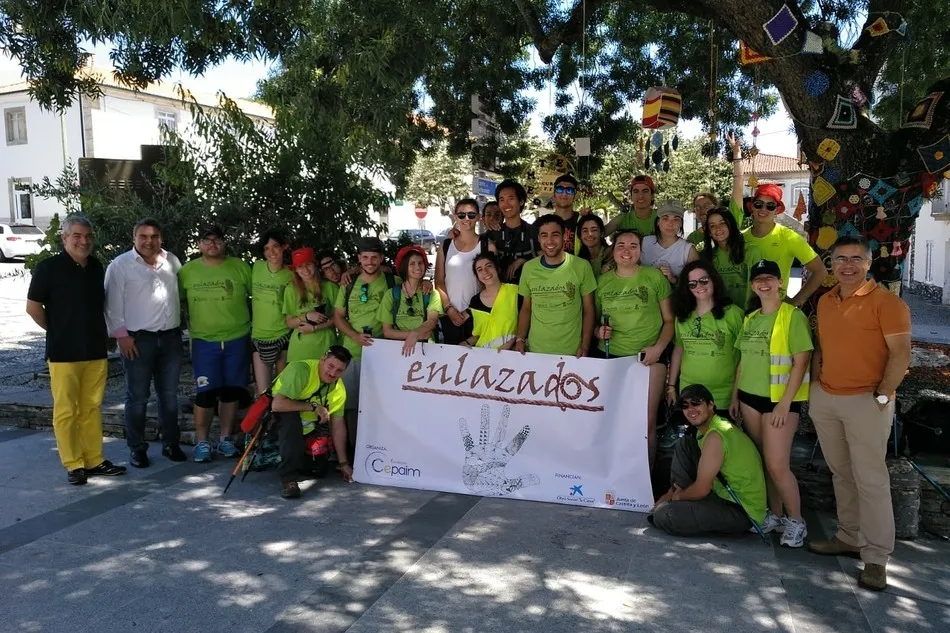 Foto 6 - Los senderistas del proyecto Enlazados culminan el recorrido del GR 14 en Freixo de Espada a Cinta  