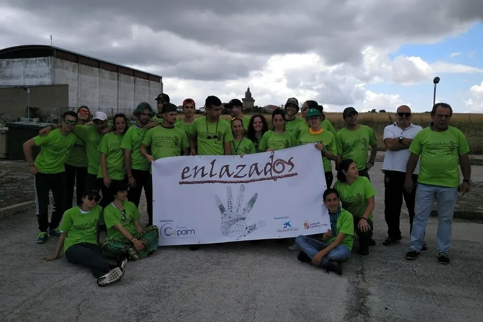 Foto 5 - Los senderistas del proyecto Enlazados culminan el recorrido del GR 14 en Freixo de Espada a Cinta  