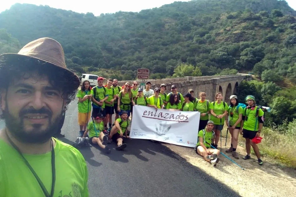 Foto 4 - Los senderistas del proyecto Enlazados culminan el recorrido del GR 14 en Freixo de Espada a Cinta  