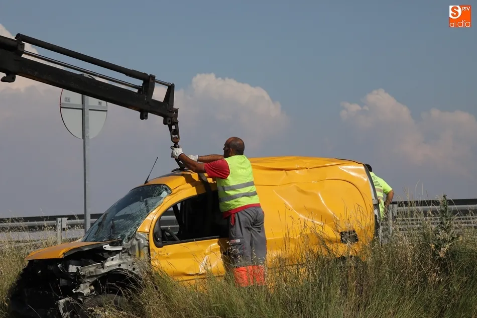 Foto 7 - Dos heridos en una aparatosa salida de v&iacute;a de una furgoneta en la A-62