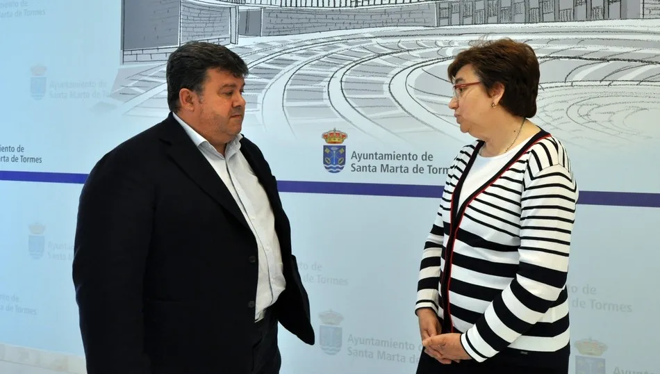  Francisco Miguel García, y la directora del Centro, Rosario Álvarez, tras la firma del convenio