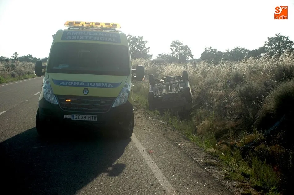 Foto 3 - Un joven resulta herido tras volcar con el veh&iacute;culo que conduc&iacute;a en Peralejos de Arriba  