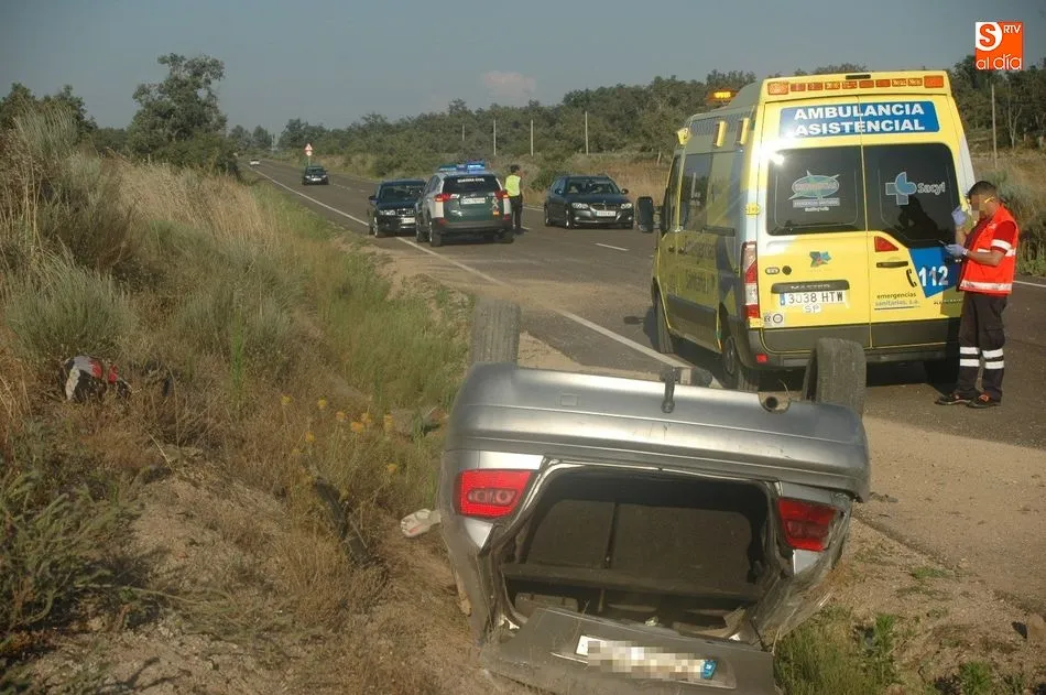 Foto 2 - Un joven resulta herido tras volcar con el veh&iacute;culo que conduc&iacute;a en Peralejos de Arriba  